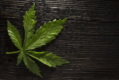 黑色木制背景上的麻床单