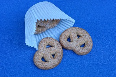 白色的纸包装和撒有糖的棕色饼干