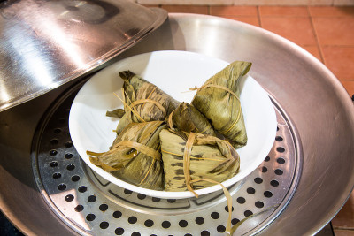 中国粽子或粽子在锅蒸