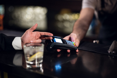 酒吧里的酒保接受信用卡付款