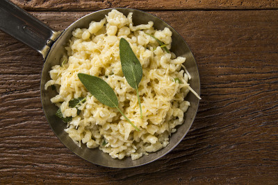 传统的巴伐利亚spaetzle，或煮鸡蛋面。