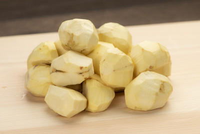 去皮生栗子。日本的食物。