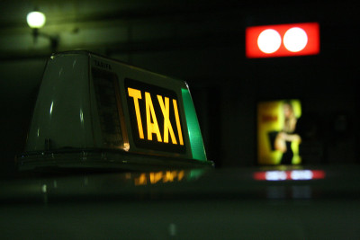 城市夜晚的出租车