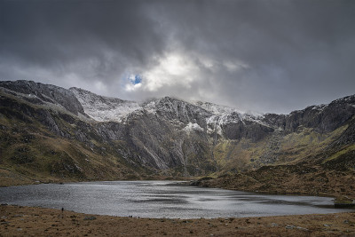 美丽的忧郁的冬季景观图像，Llyn Idwal和白雪覆盖的Glyders山脉在斯诺登尼亚