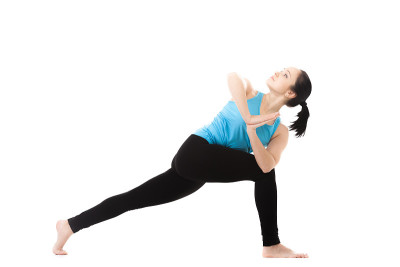 瑜伽修行者女性在瑜伽姿势parivritta parshvakonasana