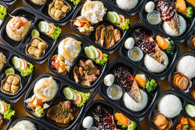 塑料包装的现代泰国食品午餐盒。