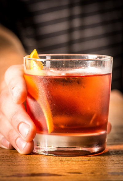准备或饮用内格罗尼酒