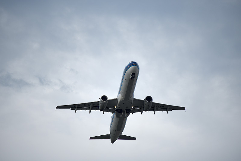 一架中国航空公司的飞机在普吉岛降落