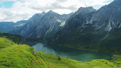 奥地利阿尔卑斯山夏季徒步旅行
