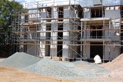 在城市中新建的一座住宅楼