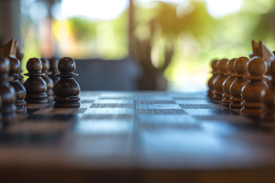 一个木制的象棋在棋盘上的特写图像