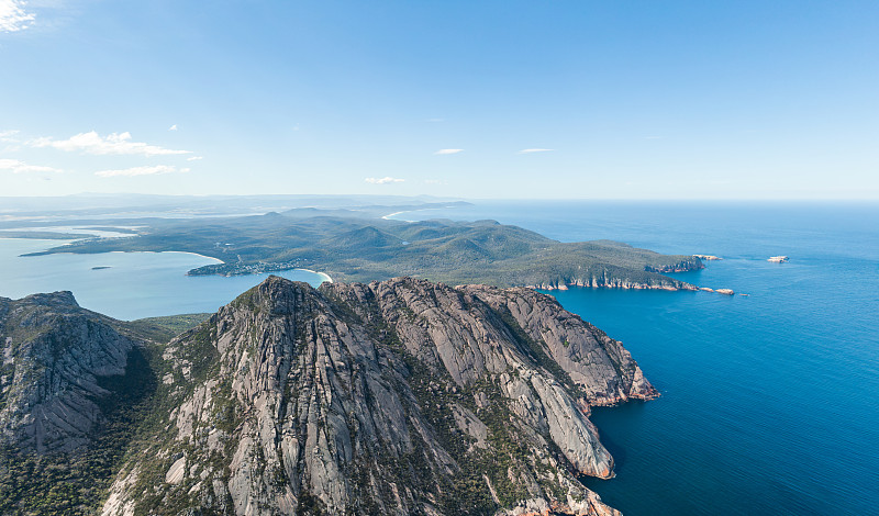 美丽的高角度全景无人机俯瞰Coles Bay和Freycinet国家公园，理查森斯海滩左边和图尔维尔