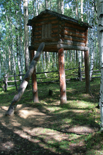 一个用鸡腿搭建的小屋。谷仓，为猎人储存牲畜的设施，针叶林的食物，保护免受野生动物的伤害。