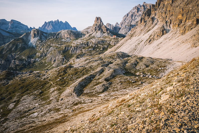 令人难以置信的自然景观周围著名的Tre Cime di Lavaredo。Rifugio Anton