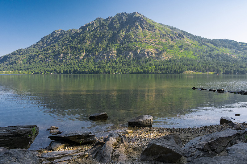 夏日里山上美丽的湖泊