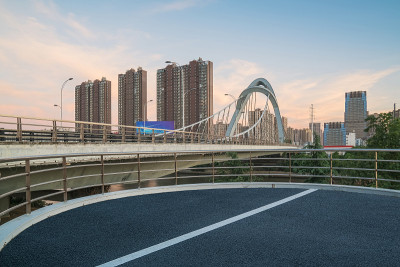 中国苏州古运河上的钢结构桥和柏油路