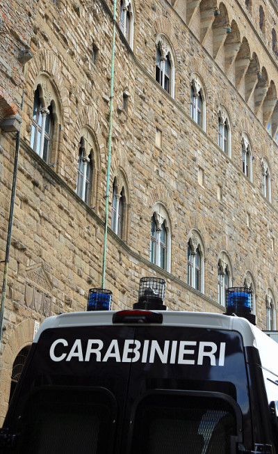 警车在一个城市的抗议示威。意大利警察部队被称为CARABINIERI