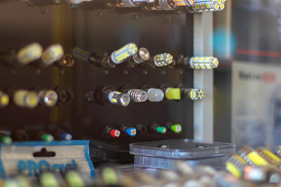 模糊图像的商店橱窗和汽车配件商店的货架。零售店的抽象室内设计。