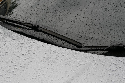 雨后金属灰色汽车的雨刷