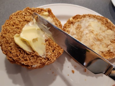 奉承一个烤饼
