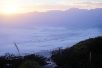 日出时被云海包围的南麻生风景。