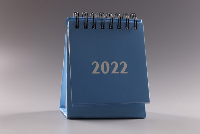 蓝色活页日历2022在灰色背景