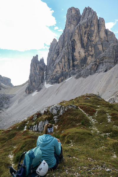 oberbacachernspitze -一个穿着蓝色套衫的女人躺在意大利高白云石脚下。有许多尖峰