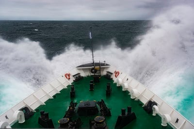 在斯科舍海的德雷克海峡，海浪拍打着船首。