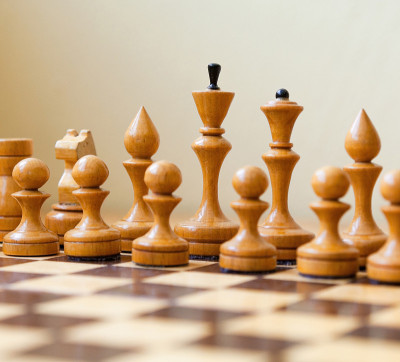 棋盘上的白色棋子。