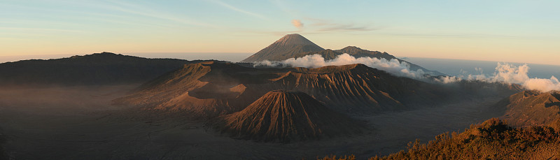 东爪哇，Bromo山和腾格里火山口的日出