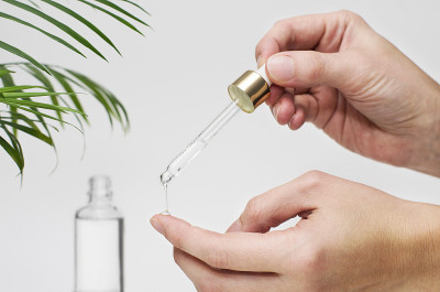 女性手滴血清胶原蛋白保湿霜。护肤护肤精华油、维生素c、美容保健化妆品理念。
