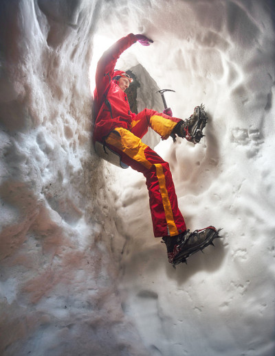 雪洞里的登山者