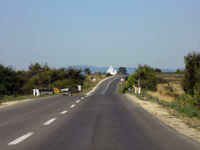白色教堂旁边的道路上升和下坡