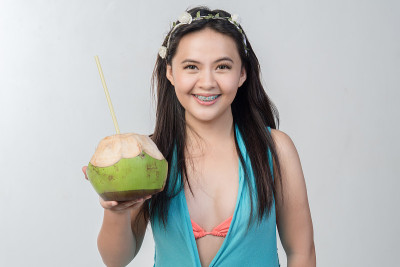 拿着椰子汁的女孩