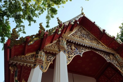 美丽的佛寺屋顶。东南亚的建筑艺术。
