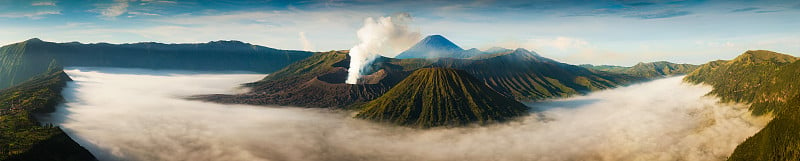 从Penanjakan山上看日出的Bromo火山(Gunung Bromo)。