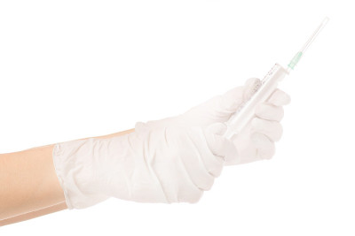 女性手拿注射器手套
