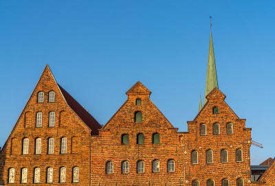 位于德国北部的汉萨城LÃ¼beck (Hansestadt LÃ¼beck)的老城中心。汉萨同盟的发