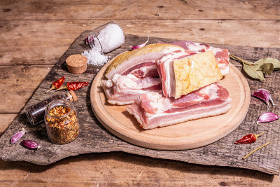 生五花肉带皮，腹膜肉。香料和香草