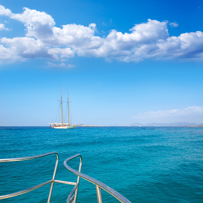 Illetas Formentera游艇帆船抛锚了