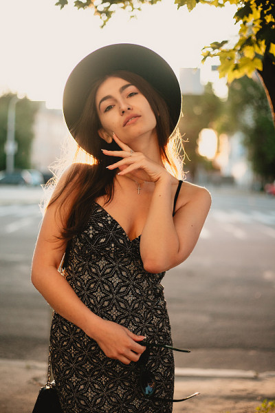 一个穿着白色裙子戴着白色帽子的年轻女孩