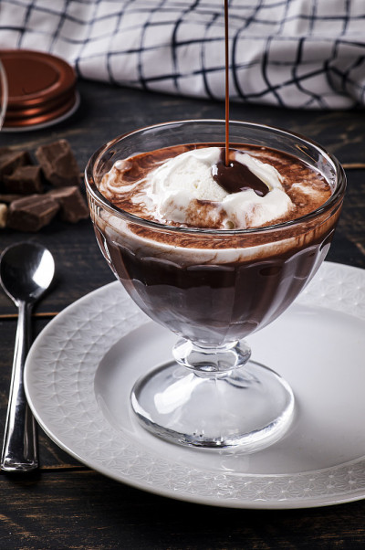 漂亮的香草冰淇淋和热巧克力酱。一种Affogato