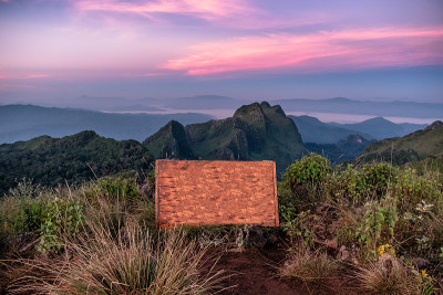 Doi Luang Chiang Dao国家公园的木制招牌文字