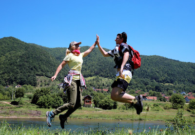 快乐跳跃的徒步旅行结束