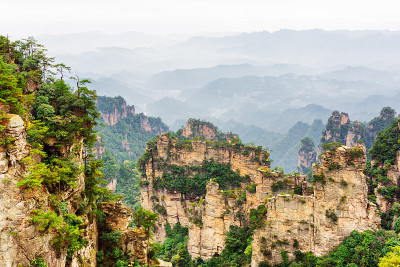 风景狭窄，石壁高耸