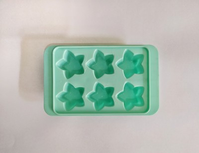 绿色冰块模具或托盘