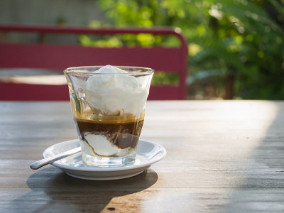 Affogato咖啡，浓缩咖啡和香草冰淇淋，背景概念。