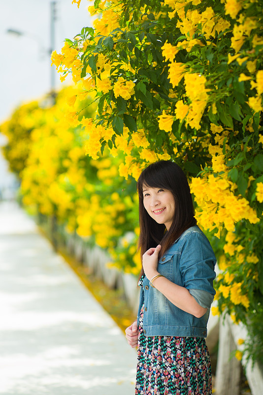 日本人四十女子在黄花花园里