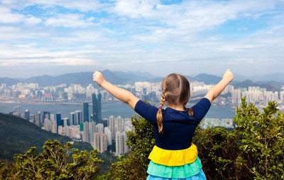 全家在香港山区远足