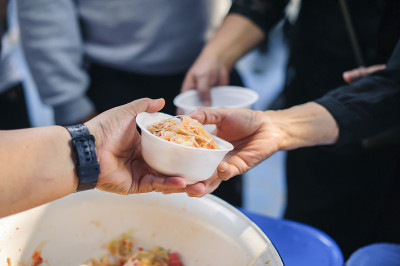 为穷人提供食物，帮助和分享